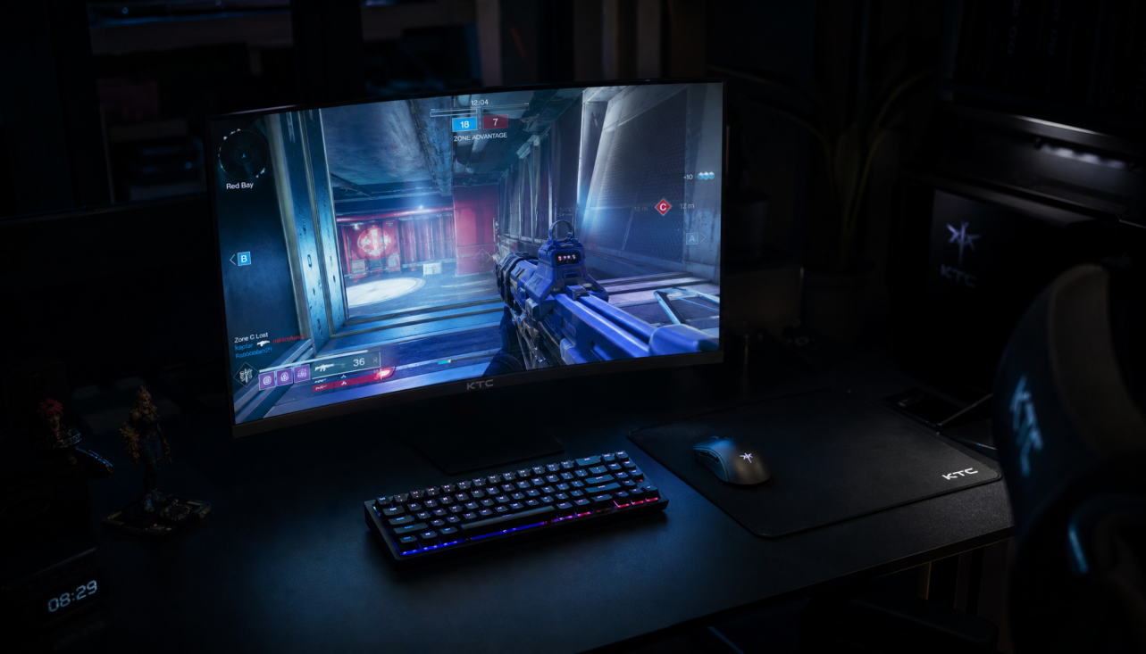 Gaming desk setup with monitor, mouse, and keyboard illustrating the relationship between refresh rate and polling rate